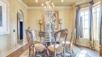 House (4 Bedrooms) | Interior