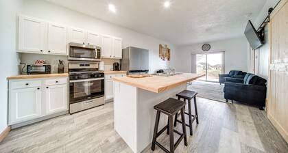 Golf Course View: Centrally Located Condo in Erie