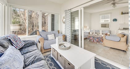 Cozy Wells Cottage w/ Pool Access: 1 Mi to Beach!