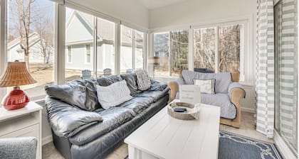 Cozy Wells Cottage w/ Pool Access: 1 Mi to Beach!