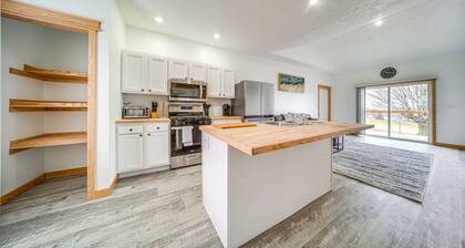 Balcony+ Golf Course View: Quiet Erie Getaway