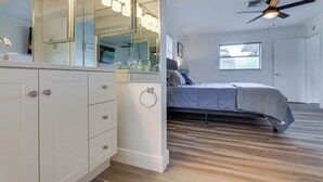A bedroom with a bed, a ceiling fan, and a window. - Centrally Located Sarasota Home w/ Heated Pool! (Sarasota)