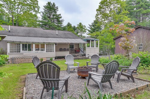 Cozy Lake Luzerne Home - 1 Mi to Wayside Beach!