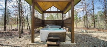 Chic Forest Hideaway in Broken Bow w/ Hot Tub