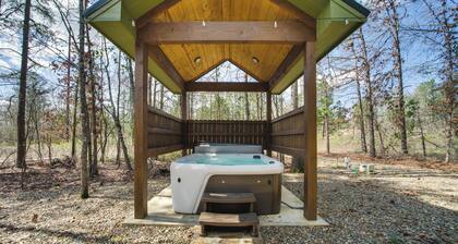 Chic Forest Hideaway in Broken Bow w/ Hot Tub