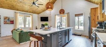 Chic Forest Hideaway in Broken Bow w/ Hot Tub