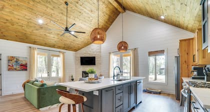 Chic Forest Hideaway in Broken Bow w/ Hot Tub