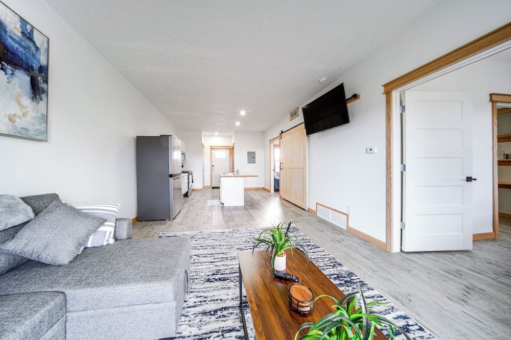 4 Mi to Lake Erie: Condo in Golf Community - Horseshoe Pond, PA
