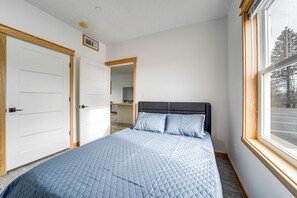 Apartment (2 Bedrooms) | Interior - 4 Mi to Lake Erie: Condo in Golf Community (Erie)