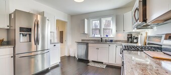 Steps to Dtwn! Suttons Bay Retreat Near Wine Trail