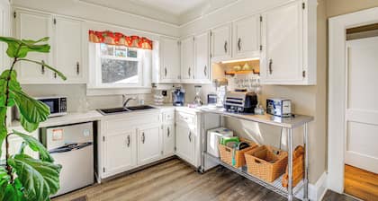 1 Mi to Dtwn: Bristol Cottage w/ Hot Tub & Grill!