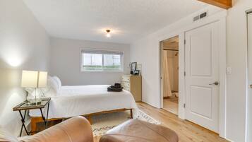 3 bedrooms, desk, laptop workspace, iron/ironing board