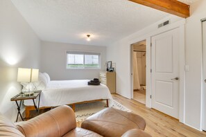 3 bedrooms, desk, laptop workspace, iron/ironing board - Pet-friendly Vancouver Retreat w/ Home Gym & Grill (Vancouver)