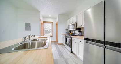 4 Mi to Lake Erie Access: Condo on the Greens
