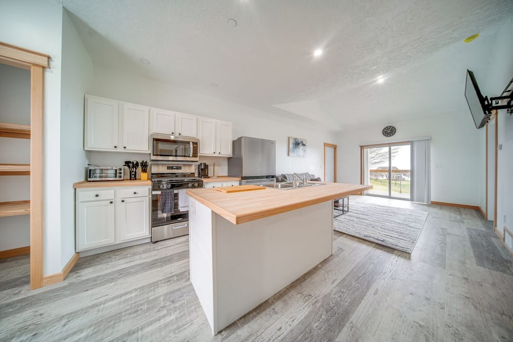 4 Mi to Lake Erie Access: Condo on the Greens - Horseshoe Pond, PA