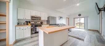 4 Mi to Lake Erie Access: Condo on the Greens