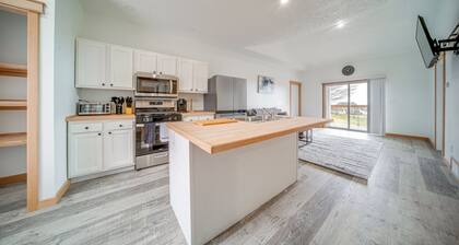 4 Mi to Lake Erie Access: Condo on the Greens