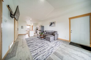 Apartment (2 Bedrooms) | Interior - 4 Mi to Lake Erie Access: Condo on the Greens (Erie)