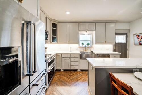 Walkable Dallas Bungalow: 4 Mi to Downtown