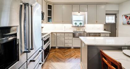 Walkable Dallas Bungalow: 4 Mi to Downtown