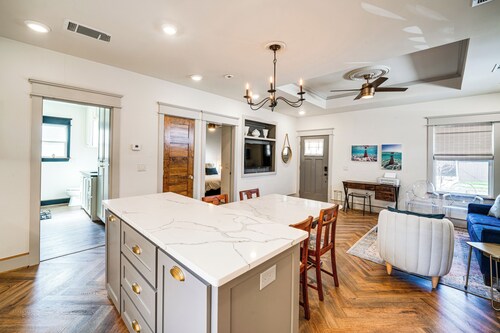 Walkable Dallas Bungalow: 4 Mi to Downtown
