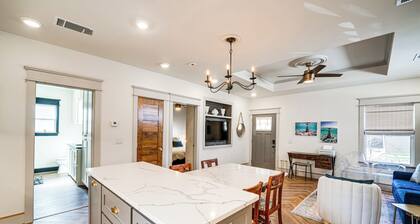 Walkable Dallas Bungalow: 4 Mi to Downtown