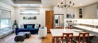 Walkable Dallas Bungalow: 4 Mi to Downtown