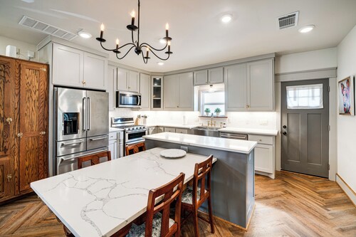 Walkable Dallas Bungalow: 4 Mi to Downtown