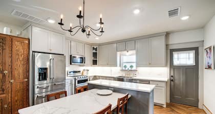 Walkable Dallas Bungalow: 4 Mi to Downtown