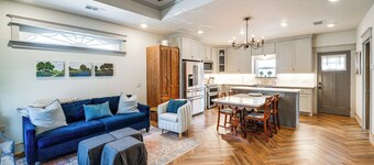 Walkable Dallas Bungalow: 4 Mi to Downtown