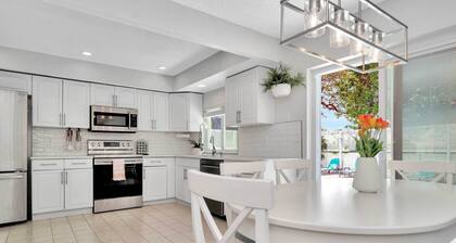 Charming Largo Home w/ Private Pool: 1 Mi to Beach