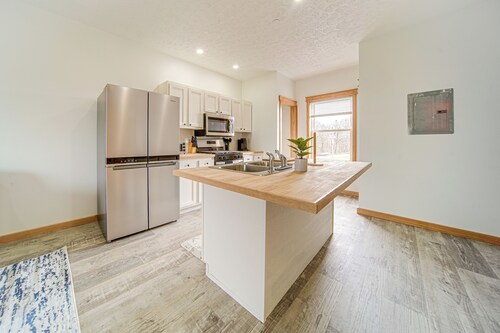 4 Mi to Lake Erie: Condo w/ Golf Course Views!