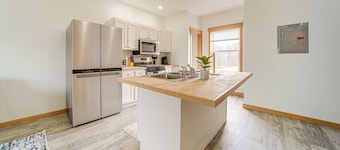 4 Mi to Lake Erie: Condo w/ Golf Course Views!