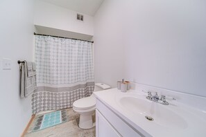 Apartment (2 Bedrooms) | Interior - 4 Mi to Lake Erie: Condo w/ Golf Course Views! (Erie)