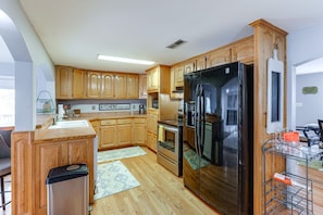 House (3 Bedrooms) | Private kitchen | Microwave, oven, stovetop, dishwasher