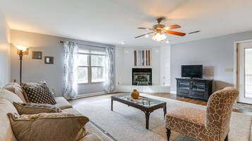 House (3 Bedrooms) | Living area | TV, books