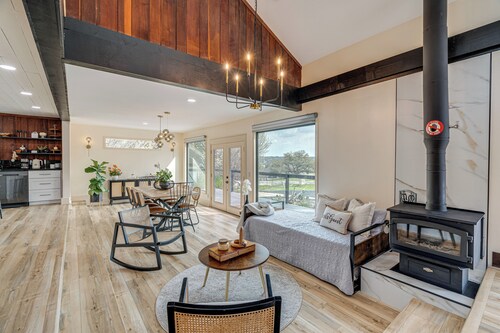 Lago Vista Home w/ Putting Green, Pool & Jacuzzi