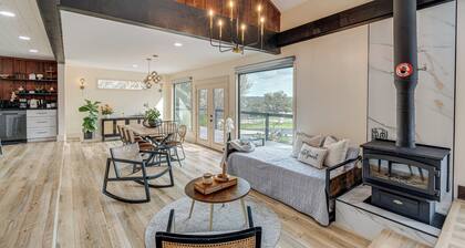 Lago Vista Home w/ Putting Green, Pool & Jacuzzi