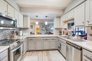 Apartment (3 Bedrooms) | Interior - Lakefront Condo w/ Resort Amenities in Osage Beach (Osage Beach)