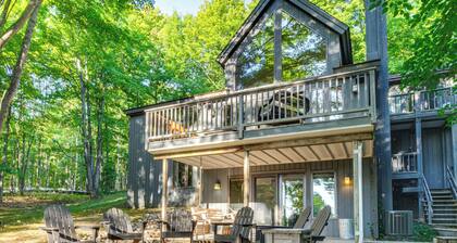 Soaking Tub & Fire Pit! Home Near Dtwn Suttons Bay
