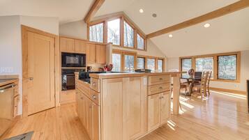 House (5 Bedrooms) | Interior