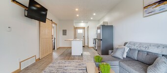 4 Mi to Lake: Golf-view Erie Condo w/ Porch