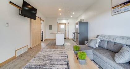 4 Mi to Lake: Golf-view Erie Condo w/ Porch