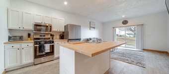 4 Mi to Lake: Golf-view Erie Condo w/ Porch