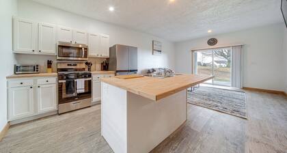 4 Mi to Lake: Golf-view Erie Condo w/ Porch