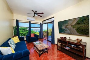 Una televisión, un reproductor de DVD, una oficina