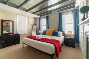 3 bedrooms, desk, iron/ironing board, free WiFi - Spacious Home on Mount Washington/King Bed (Pittsburgh)