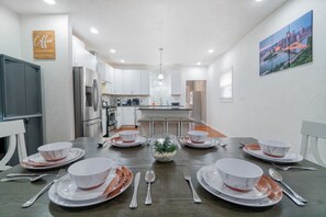 Fridge, microwave, oven, stovetop - Spacious Home on Mount Washington/King Bed (Pittsburgh)