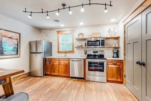 Een koelkast, een microgolfoven, een oven, een kookplaat