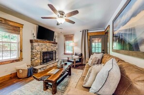 Smart TV, fireplace